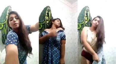 Desi bhabhi in nighyty showed her sexy boobs in selfie