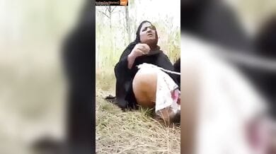 Chubby Pakistani milf outdoor sucking and cock riding MMS