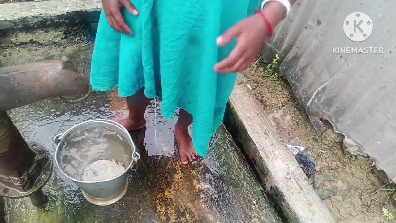 Desi housewife nahate hai outdoor