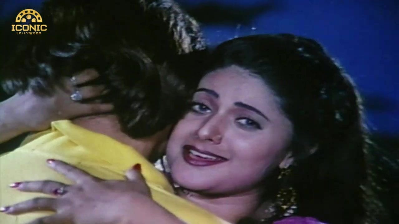 Paki MILF Ruby Niazi hot song – Saree drop, Navel show, expressions 2