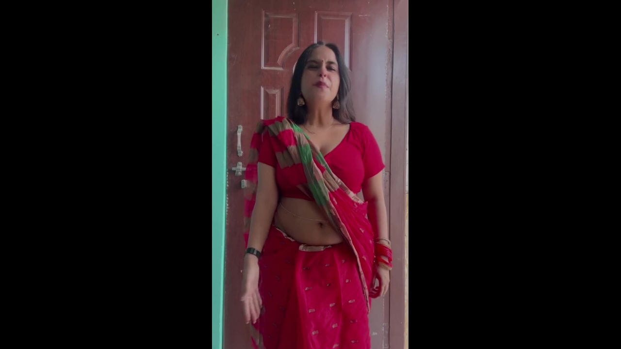 chubby nepali babe deep navel with belly chain in red saree 2