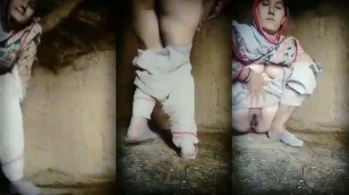 Desi village bhabhi showing naked bur and boobs