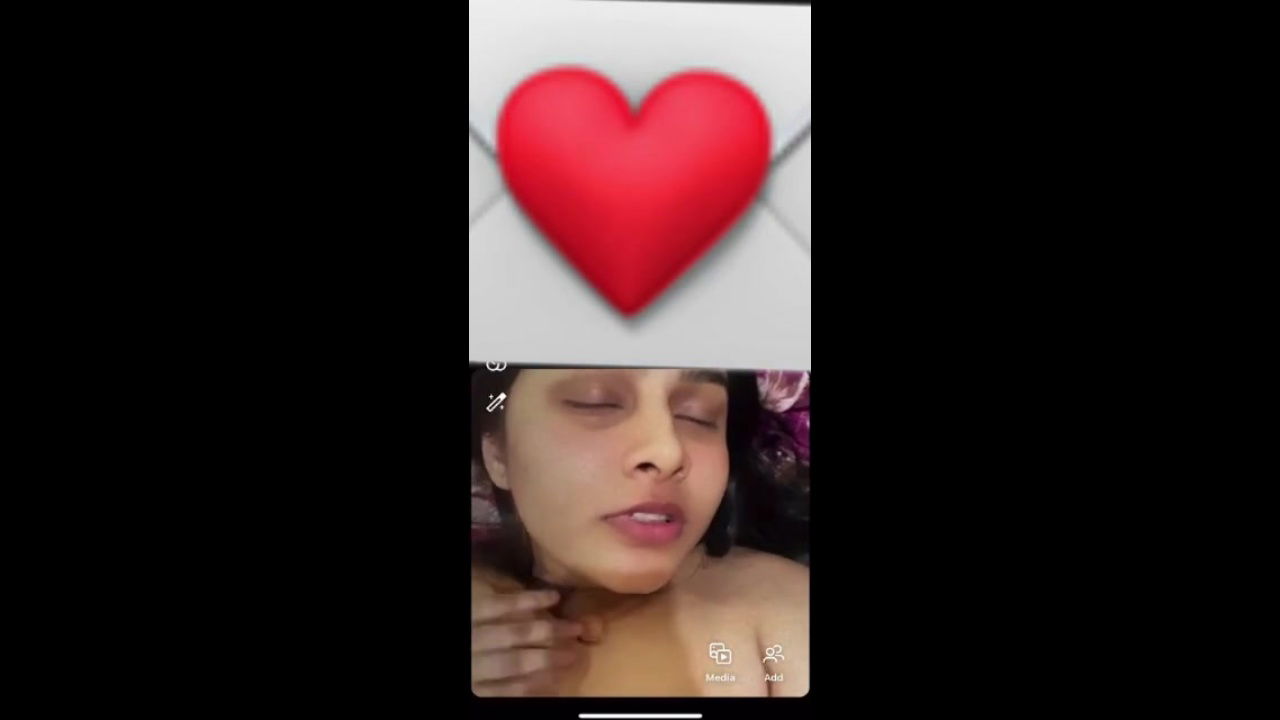 Viral Desi49 MMS: Topless Selfie of Naughty GF Playing with Big Boobs