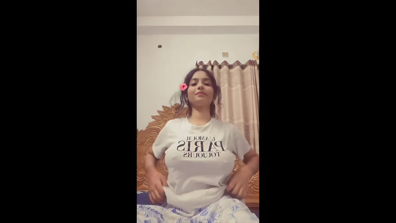 Viral Desi Girlfriend’s Cute Selfie Exposing Big Nude Boobs – Desi49 MMS Sensation