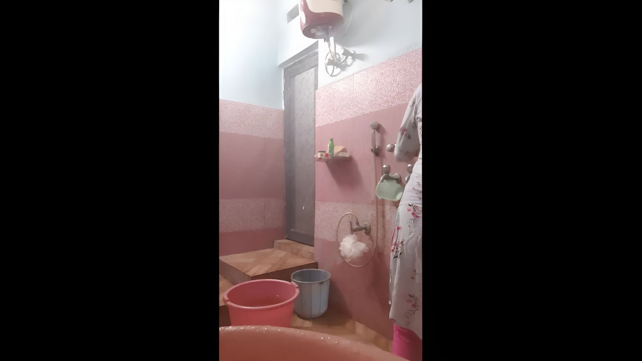 Hot Desi Shalwar Girl Nude Bathing – Viral Desi MMS Video