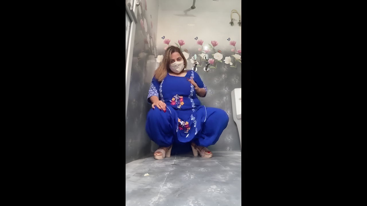 Viral Desi Clips: Hot Indian Bhabhi Pooping in Bathroom – Desi49 Desi MMS Video