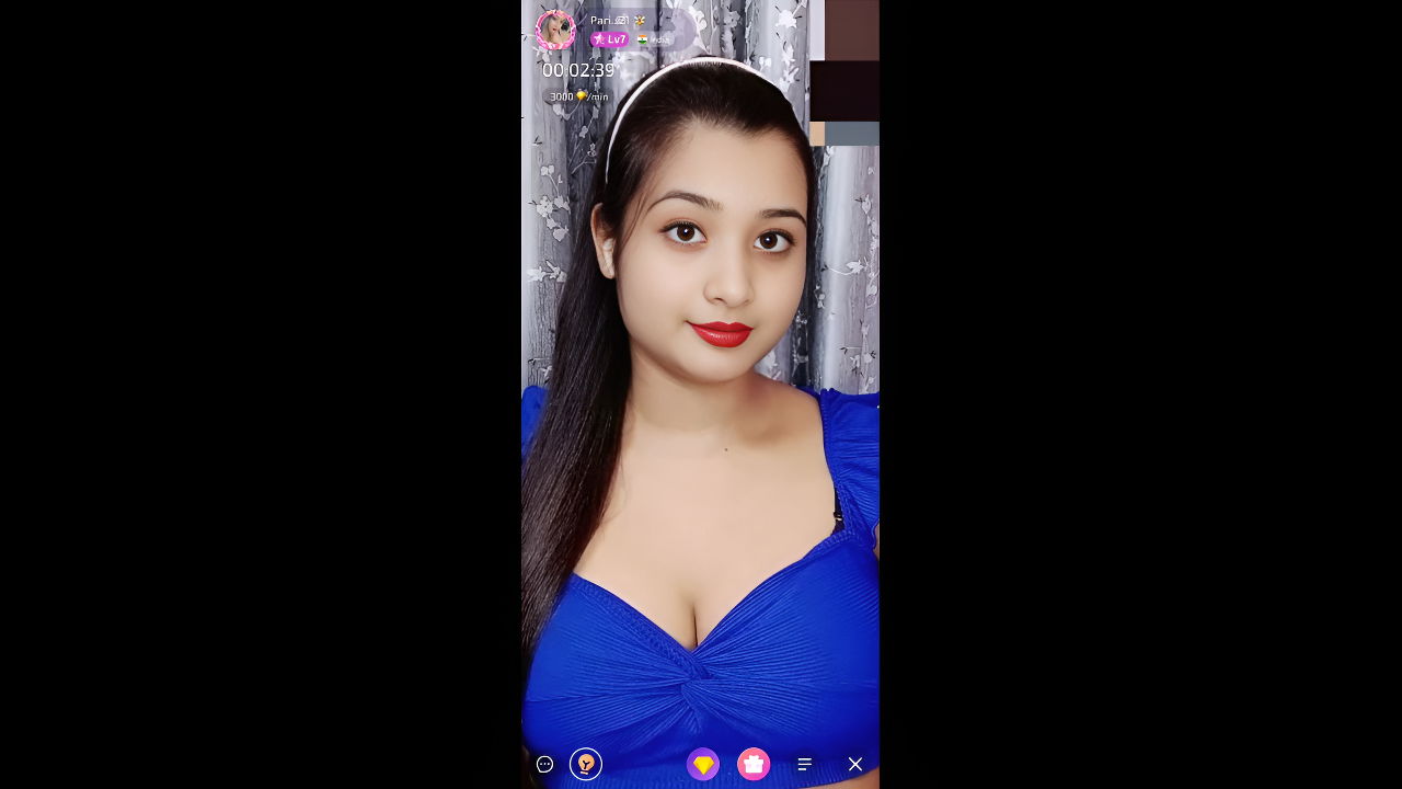 Hot Desi Aunty Pari Zi Chamet in Viral Desi MMS Video