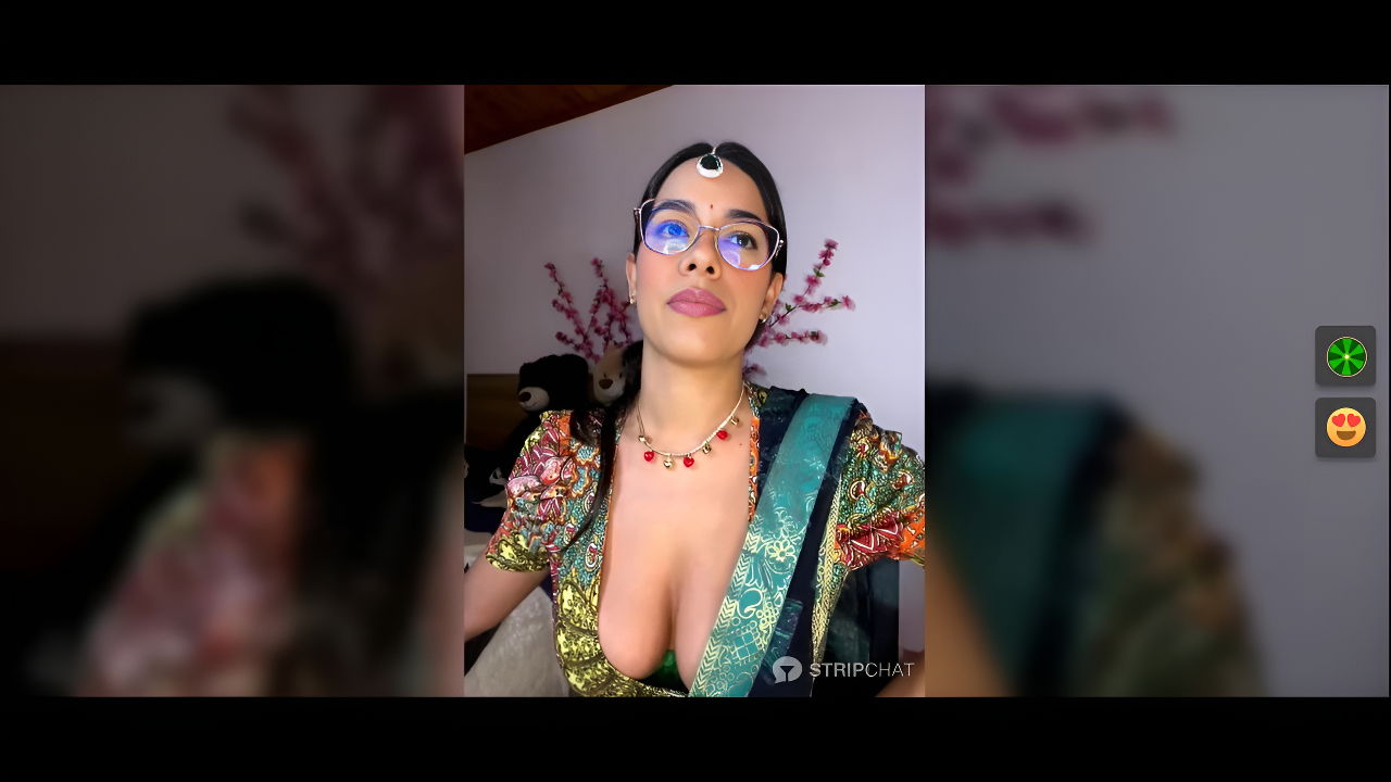 Stunning Desi Babe in Saree: Viral Desi Clips from Desi49